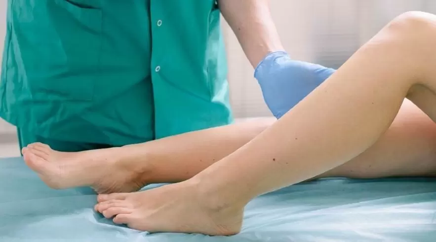 După examinare, flebologul va prescrie o metodă modernă de tratare a venelor varicoase de pe picioare.